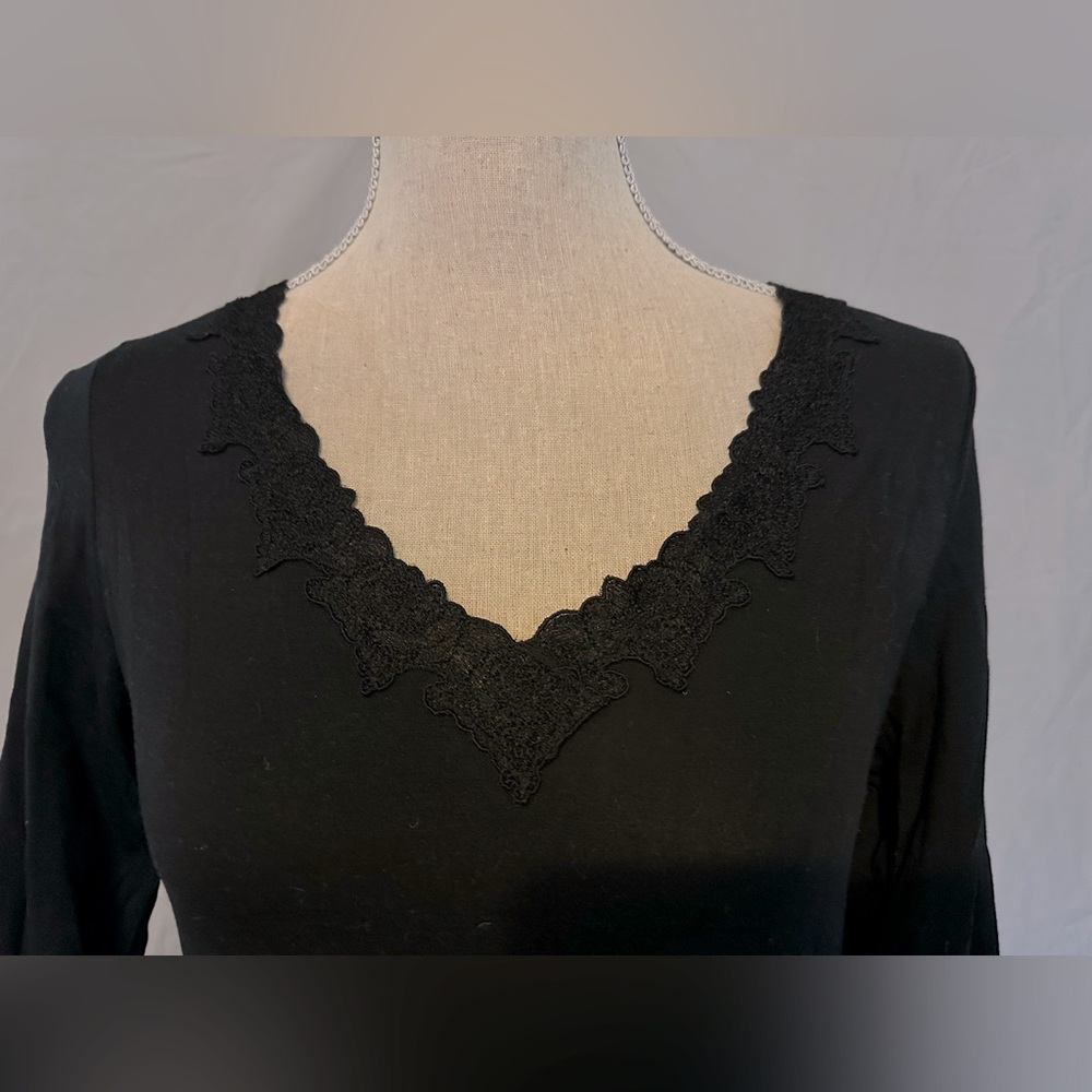 EUC Banana Republic black top in M w/ lace adorning the sleeve ends & neckline